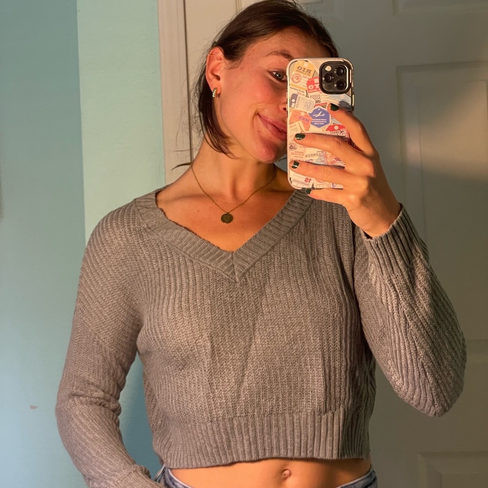 Cropped gray, v-neck sweater. Size XS.